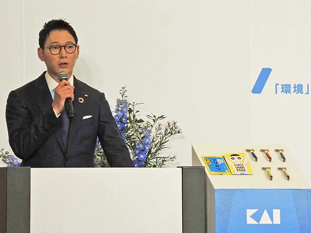 「紙カミソリ」の来年３月発売を発表する遠藤浩彰社長＝東京・赤坂、東京ミッドタウン