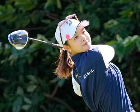 　第１日、２番でティーショットを放つ川崎春花。６アンダーで首位＝利府ＧＣ