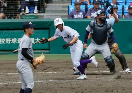 　中越―関東第一　５回裏関東第一２死一、二塁、大沢が三塁強襲の適時二塁打を放つ。投手雨木、捕手仲丸＝甲子園