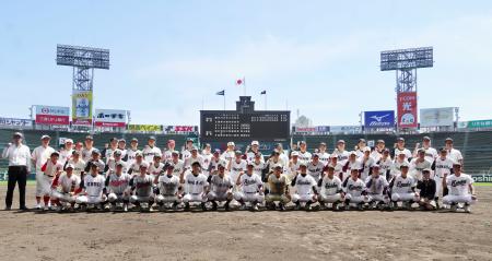 　軟式野球の交流試合を終え、記念写真に納まる両チームの選手たち＝甲子園