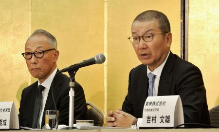 　２０２５年の映画概況を発表する映連の島谷能成会長（右）ら＝２８日午後、東京都中央区