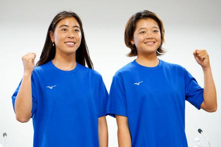 　記者会見後に撮影に応じるサーフィン女子の都筑有夢路（左）と池田美来＝１１日、東京都内