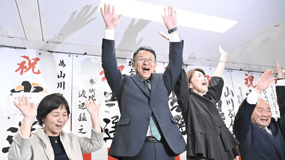 支持者らと万歳三唱をする山川弘保氏（中央）＝３１日午後、岐阜県郡上市
