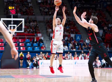 　Ａ東京戦でシュートを放つ千葉Ｊ・富樫＝有明コロシアム（（Ｃ）Ｂ．ＬＥＡＧＵＥ）