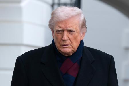 　記者団と話すトランプ米大統領＝１３日、ワシントン（ＡＰ＝共同）