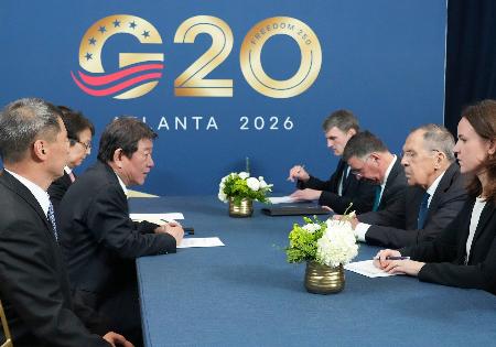 　ロシアのラブロフ外相（右から２人目）と会談する茂木外相（手前左から２人目）＝１０月３０日、米アトランタ（外務省提供・共同）
