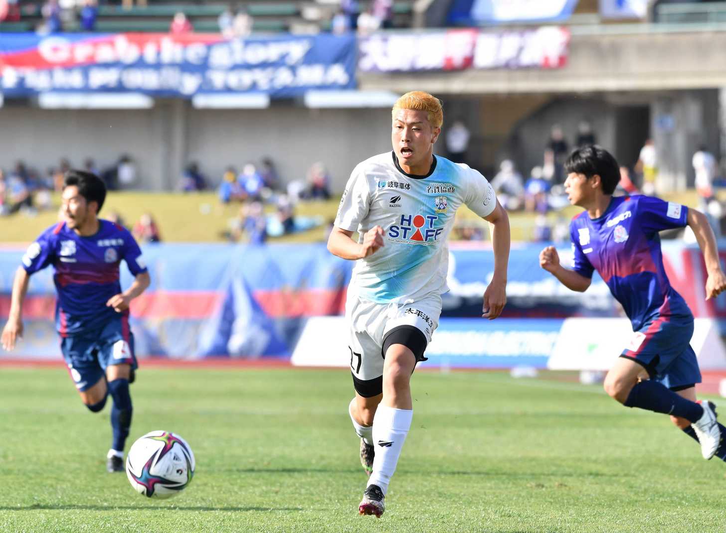 富山×ＦＣ岐阜＝後半、ボールを追うＦＣ岐阜のＦＷ本石＝富山県総合運動公園陸上競技場