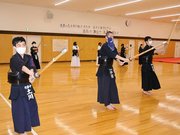 マスクをして素振りをする部員＝羽島市竹鼻町、竹鼻中学校