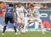 　ホッフェンハイム戦で競り合うマインツの佐野海（右）＝ジンスハイム（共同）