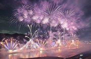 ぎふ長良川花火大会の冒頭を彩ったウルトラスターマイン＝１１日午後７時５５分、岐阜市の長良川