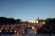 　２４日、建国２５０年を祝う行事の開幕式が開かれる会場に集まった人たち＝ワシントンのナショナルモール（ロイター＝共同）