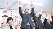 支持者らと万歳三唱をする山川弘保氏（中央）＝３１日午後、岐阜県郡上市