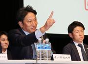 　記者会見する青学大の原晋監督（左）＝１０日、東京都内
