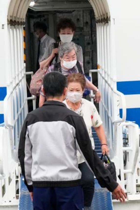 　震度６弱の地震があった鹿児島・悪石島からフェリーで鹿児島市の港に到着した住民ら＝４日午後５時５８分