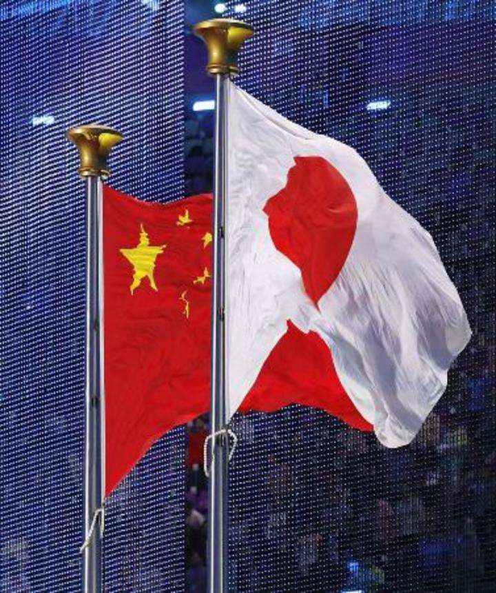 　日の丸と中国国旗＝２０２３年