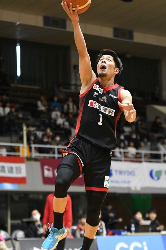 岐阜×福井＝第１クオーター、シュートを決める岐阜・岩松＝ＯＫＢぎふ清流アリーナ