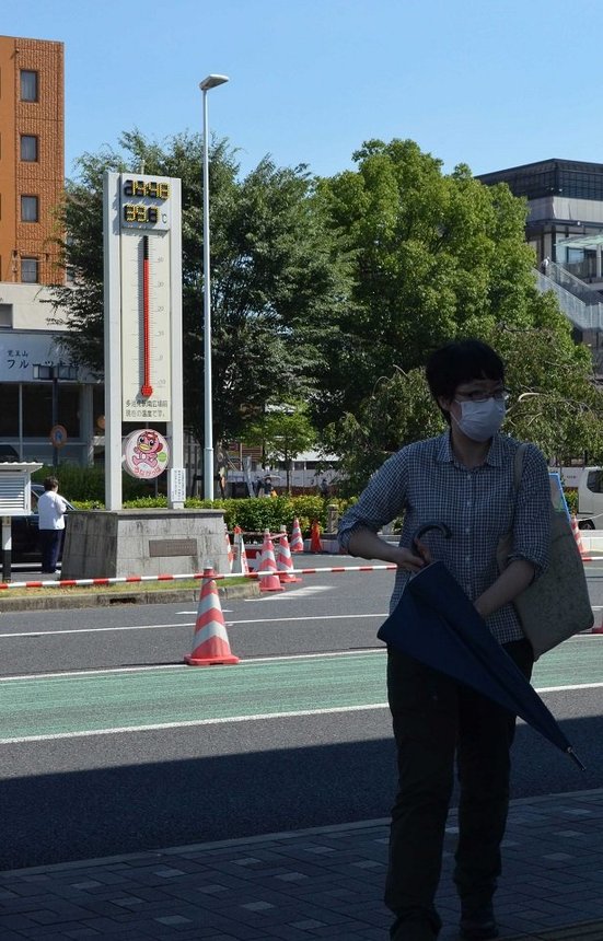 ３９．７度を表示する多治見駅南の温度計＝７月１日午後２時４８分、多治見市音羽町