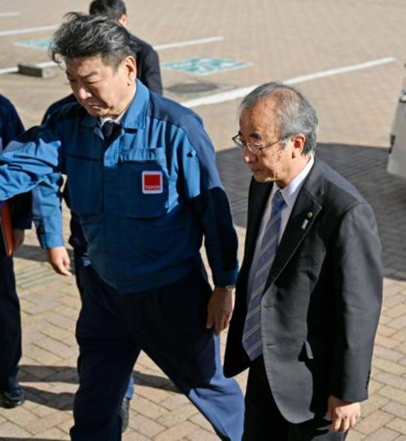 　東京電力廃炉資料館に到着し、小早川智明社長（左）の出迎えを受ける新潟県の花角英世知事＝１８日午前、福島県富岡町