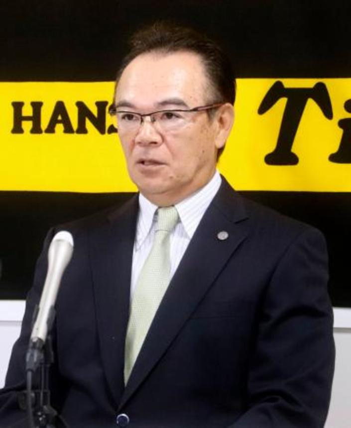 　阪神のヘッドコーチ就任が決まり、記者会見する和田豊氏＝６日、兵庫県西宮市の球団事務所