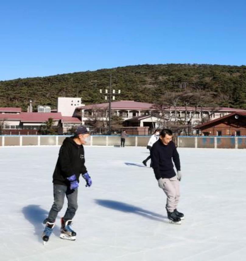 　屋外スケート場としては国内最南端の「えびの高原アイススケート場」で今季初滑りを楽しむスケーター＝２９日午前、宮崎県えびの市