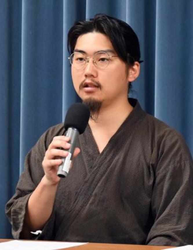 　記者会見する八十島士希さん＝１４日午後、東京都千代田区