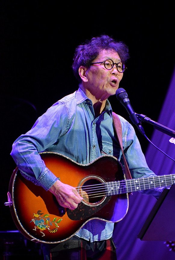 柔らかな歌声で観客を魅了する南こうせつさん＝羽島市竹鼻町丸の内、不二羽島文化センター