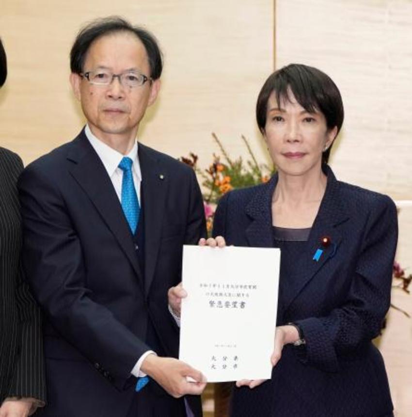 　大分県の佐藤樹一郎知事（左）から緊急要望書を受け取る高市首相＝２７日午前、官邸