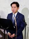 　閣議後、記者会見する福岡厚労相＝１６日午前、国会
