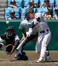 　開星―宮崎商　タイブレークの１０回裏開星無死満塁、前田がサヨナラの中犠飛を放つ。捕手水谷＝甲子園