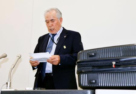 　報道陣の取材に応じる北海道アイヌ協会の大川勝理事長。右は遺骨が入ったスーツケース＝３日午後、新千歳空港