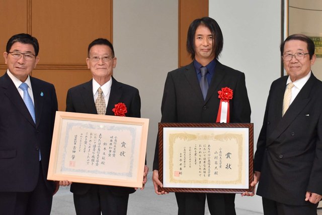 小島信夫文学賞を受けた山村昌大さん（右から２人目）と県知事賞の鈴木友範さん（同３人目）＝岐阜市宇佐、県図書館