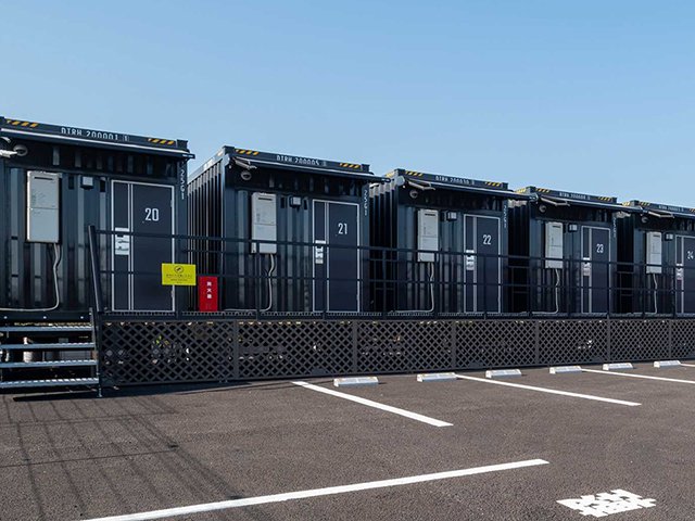 コンテナを活用したホテルの外観。岐阜県内に開業する３施設も同様の仕様になる＝茨城県阿見町