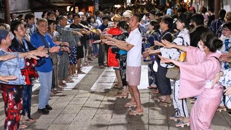 　岐阜県郡上市で始まった「郡上踊」の「徹夜おどり」＝１３日夜