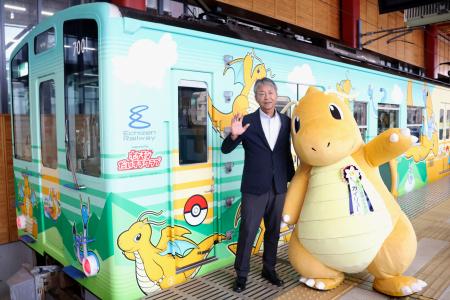 　「カイリュートレイン」の運行再開を前に、カイリューと記念撮影するえちぜん鉄道の前田洋一社長＝２４日午前、えちぜん鉄道福井駅