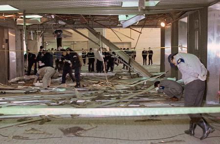 　爆破事件があった北海道庁１階ホールのエレベーター前を検証する捜査員＝１９７６年３月