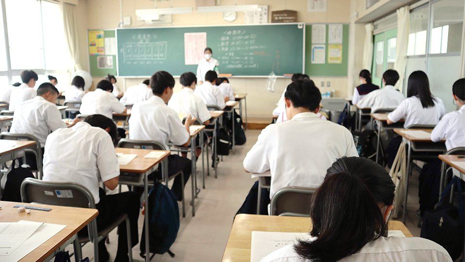 模試に臨む中学３年生たち＝岐阜市正法寺町、済美高校