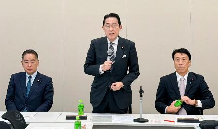 　「アジア・ゼロエミッション共同体（ＡＺＥＣ）」を推進する自民党の議員連盟の会合であいさつする岸田元首相（中央）＝１５日午前、国会