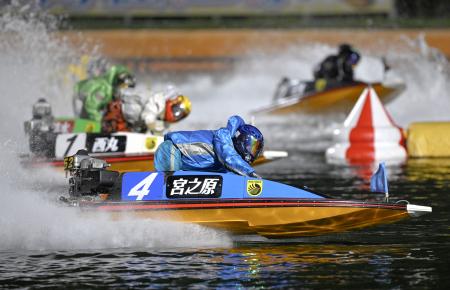 　優勝戦１周目２マークを回る１着の宮之原輝紀（手前）＝ボートレース若松