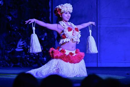 　フラガールのソロダンサーとして初ステージに立つＡＺＵＭＩさん＝１７日夜、福島県いわき市のスパリゾートハワイアンズ