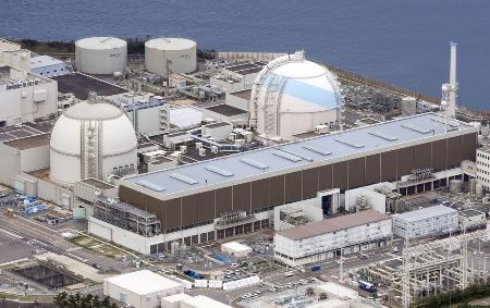 　九州電力玄海原発の（右から）３号機と４号機＝昨年４月、佐賀県玄海町