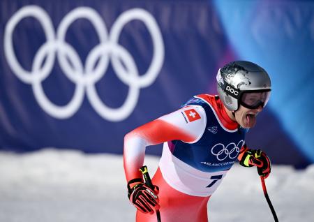 　アルペンスキー男子滑降でレースを終え、舌を出すマルコ・オーデルマット＝７日、ボルミオ（ロイター＝共同）