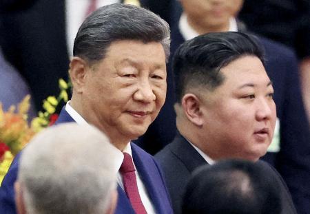 　２０２５年９月、レセプションに臨む中国の習近平国家主席（左）と北朝鮮の金正恩朝鮮労働党総書記＝北京の人民大会堂（ロイター＝共同）