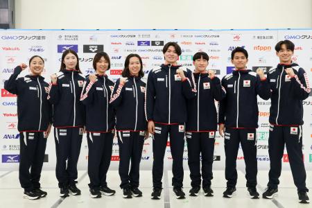 　アジア大会競泳代表に決まった（左から）成田実生、池江璃花子、鈴木聡美、梶本一花、松下知之、大橋信、田渕海斗、村佐達也＝２３日、東京都内