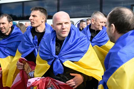 　２４日、捕虜交換で解放されたウクライナ兵＝ウクライナ北部チェルニヒウ州（共同）