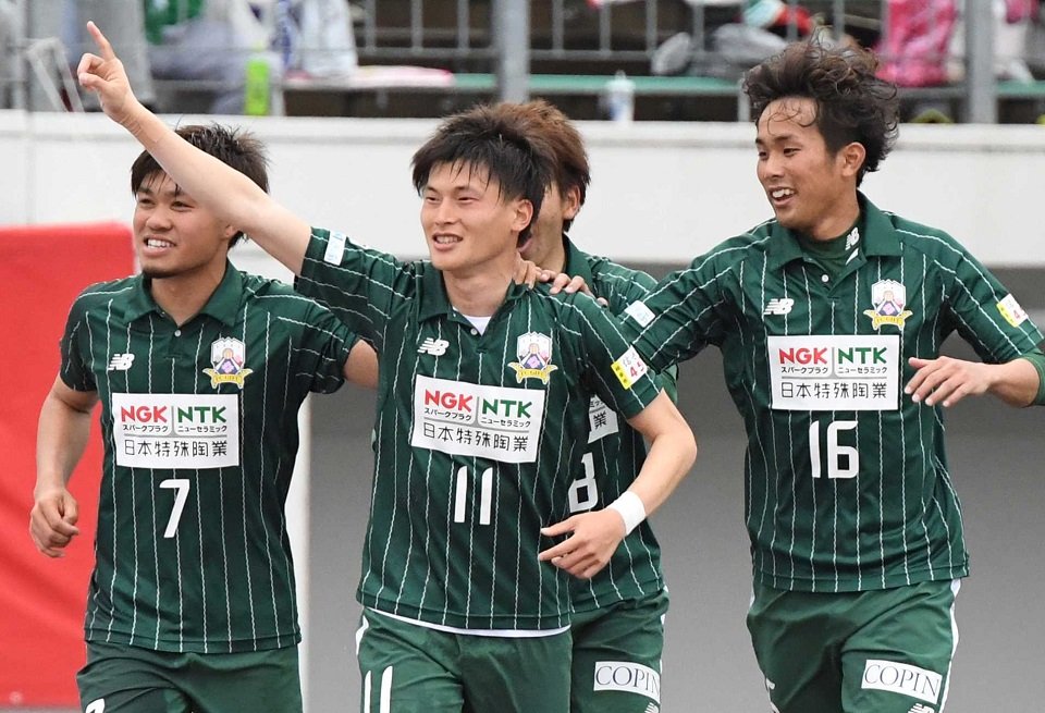 ＦＣ岐阜でプロ初ゴールを決め、チームメートから祝福を受ける古橋亨梧（１１）＝２０１７年４月、長良川競技場