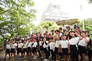 岐阜城を背景に園児らと記念写真に納まる各チームの主将ら＝岐阜市、金華山