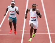 　男子１００メートル予選で力走するノア・ライルズ（右）＝ユージン（ゲッティ＝共同）