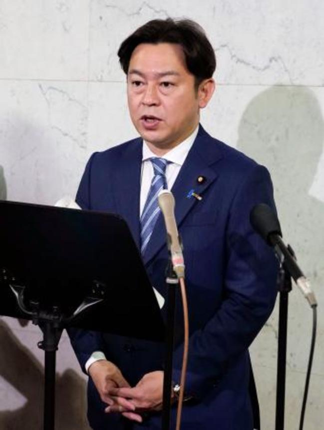 　閣議後、記者会見する福岡厚労相＝１６日午前、国会
