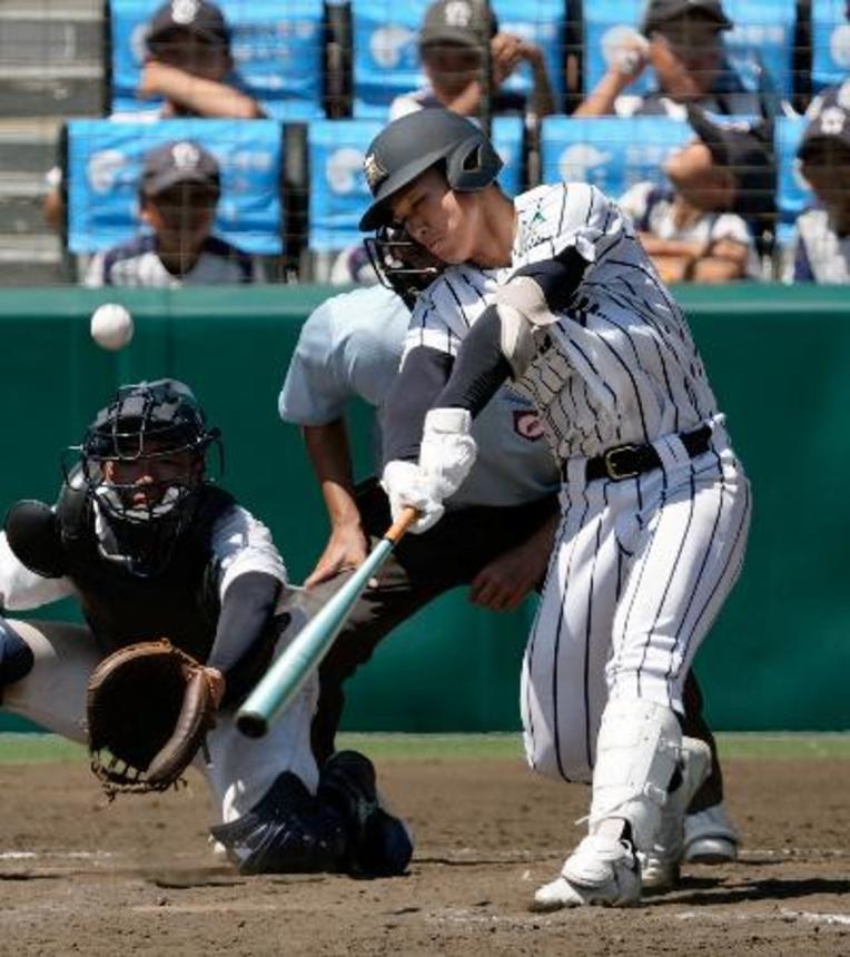 　開星―宮崎商　タイブレークの１０回裏開星無死満塁、前田がサヨナラの中犠飛を放つ。捕手水谷＝甲子園