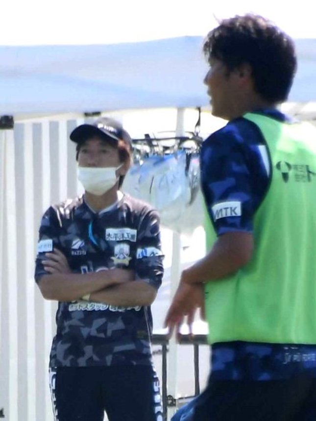 練習を見守る三浦俊也チーム統括本部長兼テクニカルダイレクター＝羽島郡笠松町